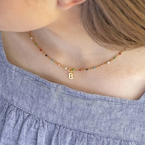 Collar con dije de inicial y cuentas de colores