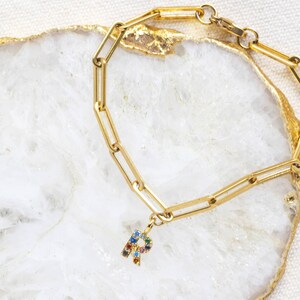 Chunky gold chain bracelet with rainbow initial charm imagem 6