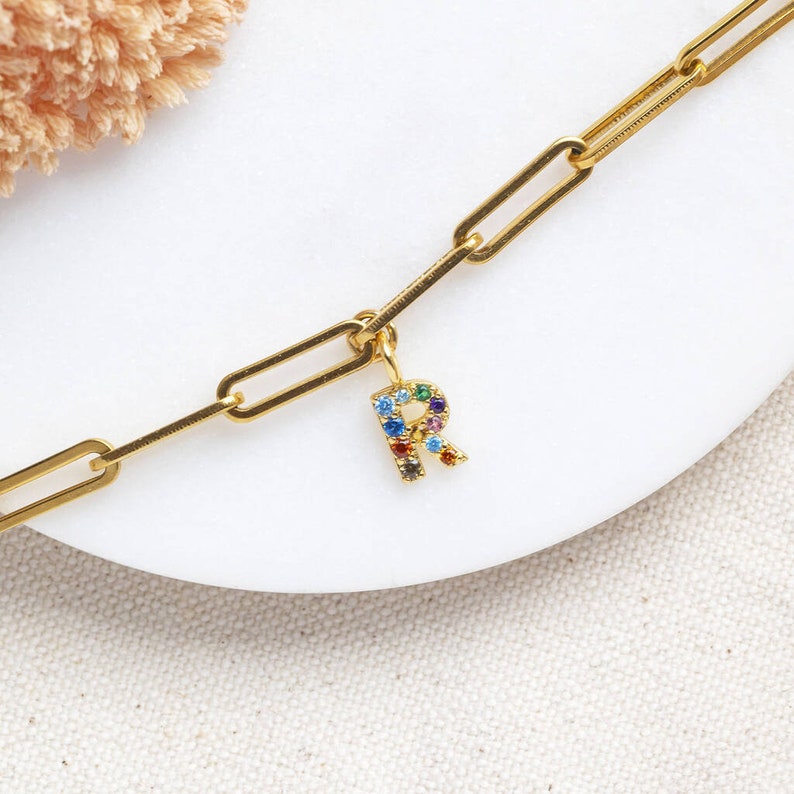 Chunky gold chain bracelet with rainbow initial charm imagem 4