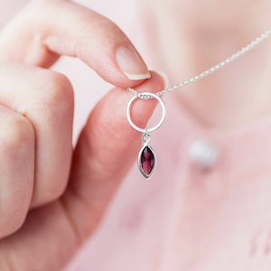 Zilveren cirkelketting met marquise-geboortesteenbedel