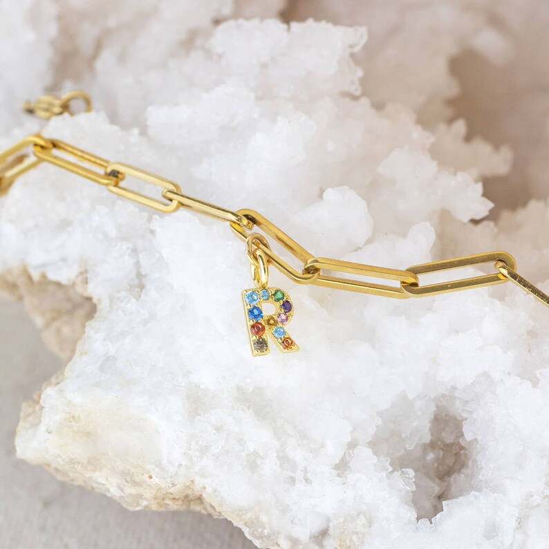 Chunky gold chain bracelet with rainbow initial charm imagem 2