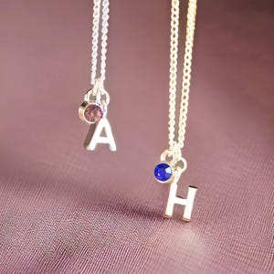 Collar infantil con inicial y piedra de nacimiento bañados en plata