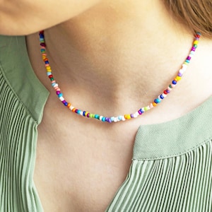 Collar de cuentas multicolor