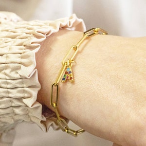 Chunky gold chain bracelet with rainbow initial charm imagem 3