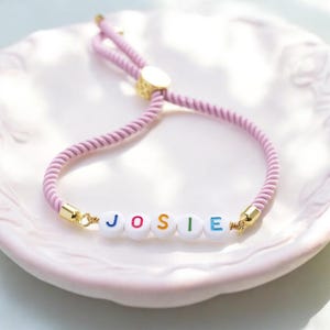 Pulsera de la amistad con nombre personalizado en color rosa