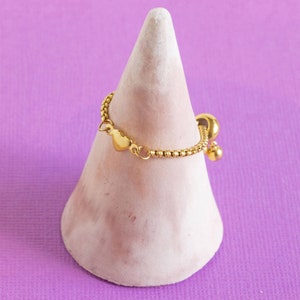 Adjustable chain ring with heart detail