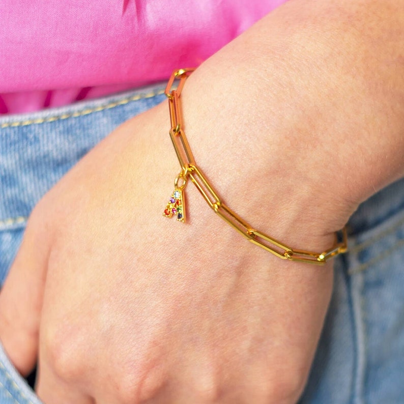 Chunky gold chain bracelet with rainbow initial charm imagem 1