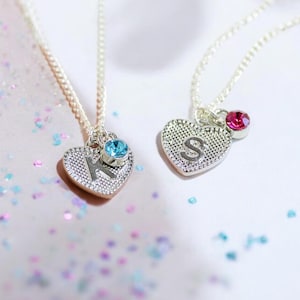 Collar con inicial de corazón y piedra de nacimiento para niño