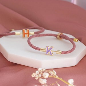 Pulsera de cordón con inicial de esmalte