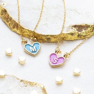 Colar inicial coração esmalte banhado a ouro