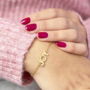 Use com pulseira de positividade e alegria