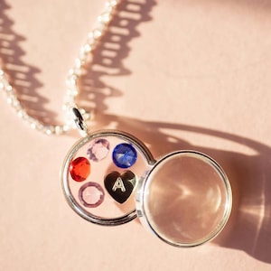 Collana con ciondolo galleggiante con iniziale della pietra portafortuna di famiglia