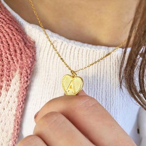 Collar con dije de inicial de corazón punteado