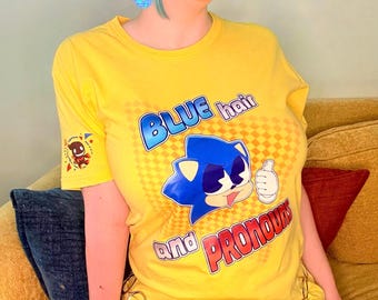 Camiseta de pelo azul y pronombres - Camiseta de Sonic The Hedgehog - Camiseta Chao Garden - Orgullo LGBTQ+ no binario transgénero - Camiseta divertida para gamers