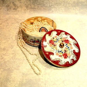 Blechdose 1960er Jahre Rosen Relief Schmuckschatulle Schatztruhe Rot Weiß Gold Blumenmuster buddha schmuck eitelkeitsbox Daher box