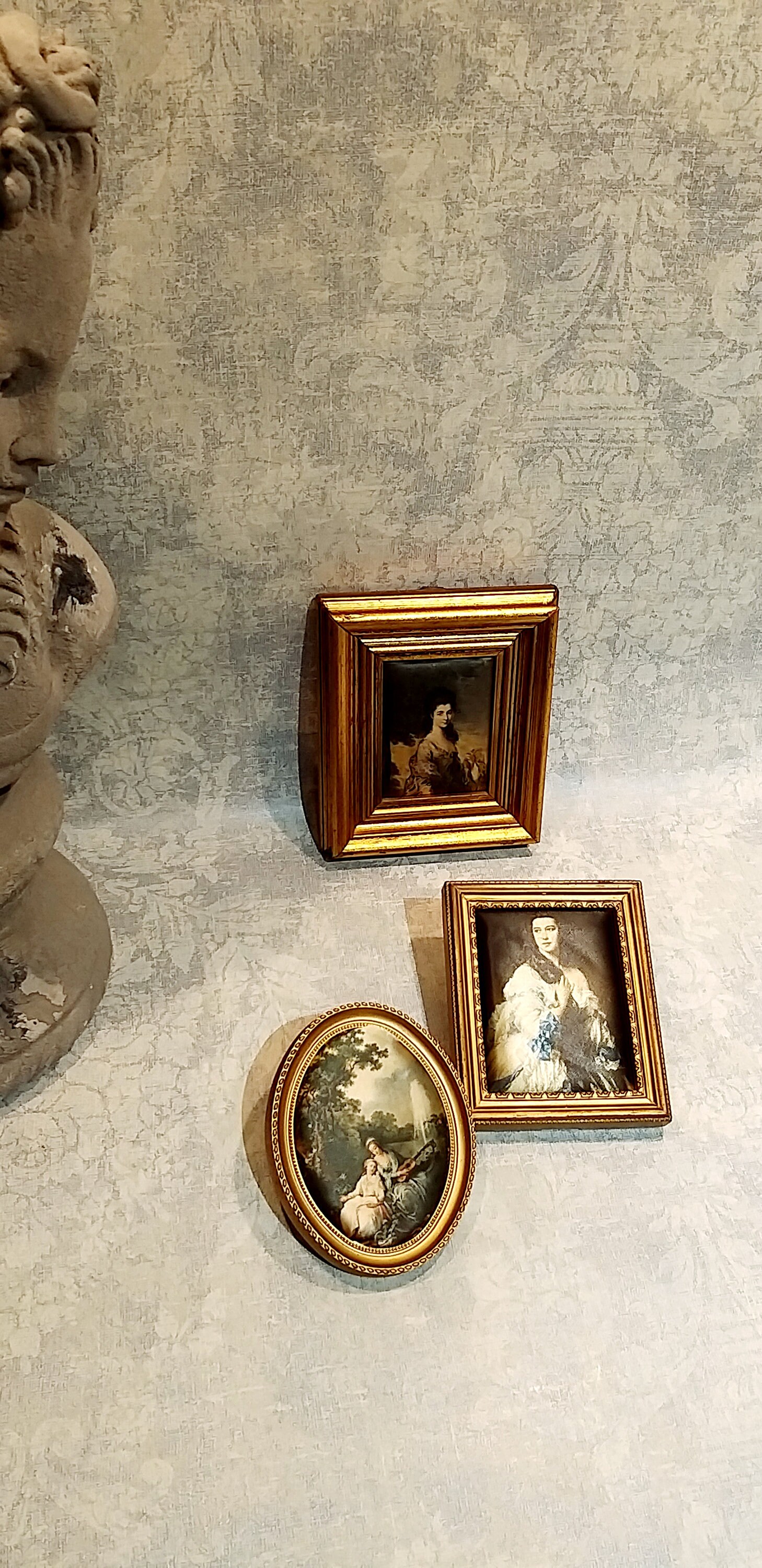 Charmante Collection de Trois Petits Souvenirs Vintage Italiens Encadrés, Cadres Ornés Portraits en