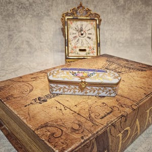 ENVÍOS A EE. UU. HASTA EL 1 DE SEPTIEMBRE Joyero antiguo de porcelana francesa con rosas doradas y guirnaldas de oro blanco azul. Caja estilo siglo XVIII de los años 20.