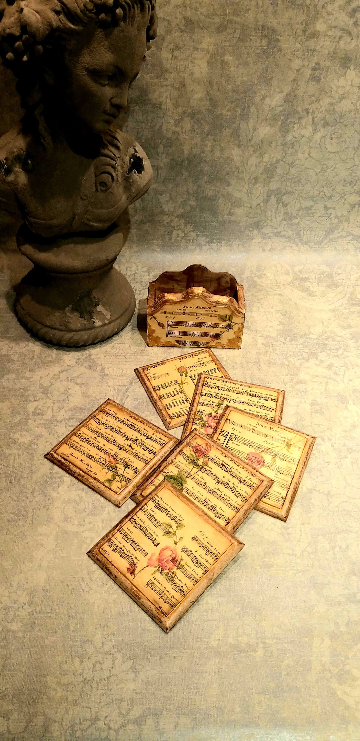 Belle Français Style Vintage Six Sous-Verres en Bois Faits à La Main Dans Un Support de Notes Musiqu