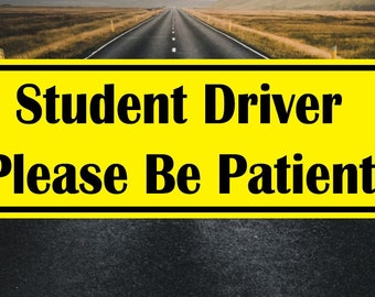 Puede incluir: Un letrero amarillo con texto negro en una carretera. El letrero dice "Student Driver Please Be Patient".