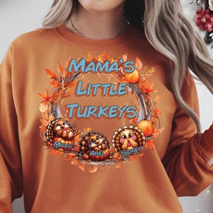 Mama’s Little Turkeys / Trasferimento DTF personalizzato / Stampa su maglietta del Ringraziamento / Nomi personalizzati per bambini
