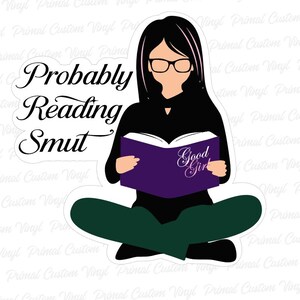 Könnte beinhalten: Ein Aufkleber mit einer Cartoon-Illustration einer Person, die im Schneidersitz mit einem Buch auf dem Schoß sitzt. Das Buch ist lila und hat den Text "Good Girl" auf dem Cover. Die Person trägt ein schwarzes Shirt, eine grüne Hose und eine Brille. Der Text "Probably Reading Smut" ist in Schwarz auf weißem Hintergrund geschrieben.