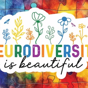 Op de afbeelding: Een kleurrijke sticker met de tekst "NEURODIVERSITY is beautiful" in regenboogkleuren, versierd met bloemenillustraties. De achtergrond heeft een puzzelpatroon in verschillende kleuren.