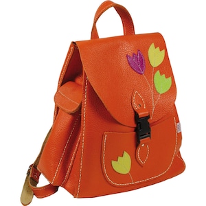 Puede incluir: Mochila de cuero naranja con cierre de solapa y bolsillo frontal. La mochila tiene diseños de flores bordadas en rosa, verde y amarillo.