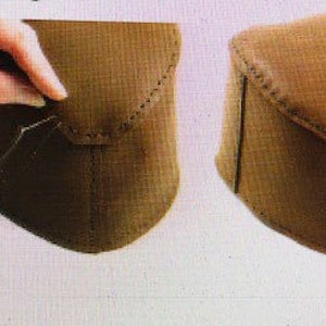 Puede incluir: Dos bolsas de cuero marr&oacute;n con cierre de solapa y detalles de costura. La bolsa de la izquierda se est&aacute; cosiendo.