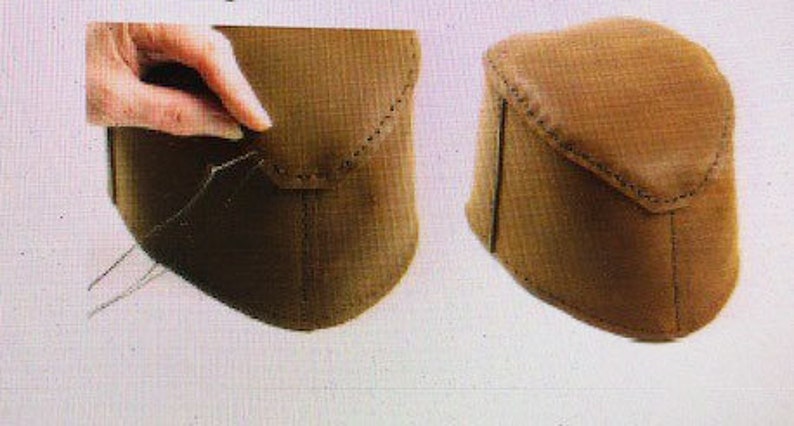 Puede incluir: Dos bolsas de cuero marr&oacute;n con cierre de solapa y detalles de costura. La bolsa de la izquierda se est&aacute; cosiendo.