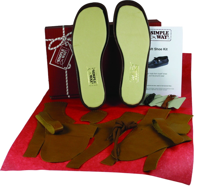 以下が含まれることがあります： 茶色の革の部品、白いインソール1組、そして「Simple Way Soft Shoe Kit」と書かれた赤い箱が入った革靴製作キットです。
