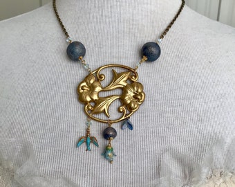 Collier céramique et fleur de liberté