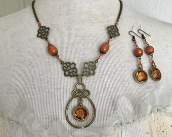 Ensemble en céramique et pendentifs anciens