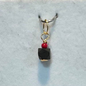 Nuevo dije/colgante de oro de 14 k con una pequeña cuenta de 3 mm auténtica &#39;AZABACHE&#39;