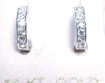 Neue 14K Solid White Gold Baby Huggy Ohrringe mit CZ Steinen