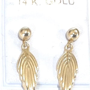 Pendientes nuevos de oro de 14k con forma de hoja fina y postes roscados.
