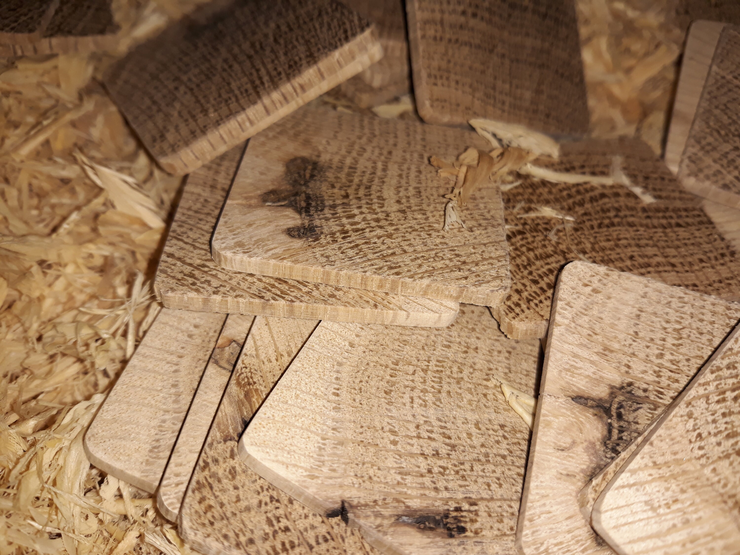 Tegeltjes in blanco houten lijst maken
