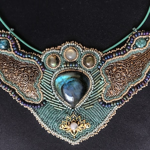 Perlenhalskette, Labradorit, Textilkunst, Designerschmuck, Anlässe und Partys, Geschenkideen für Frauen.