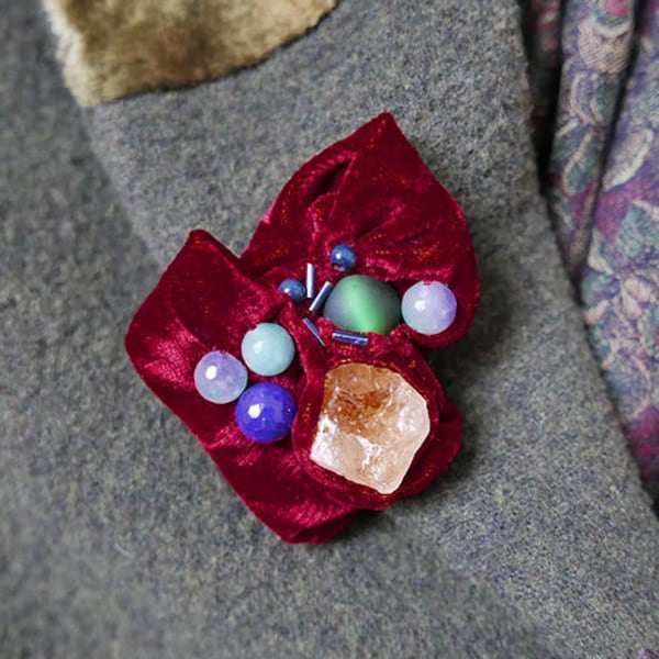 Broche en velours rouge pour manteau ou pour chapeau d'hiver, idée cadeau.