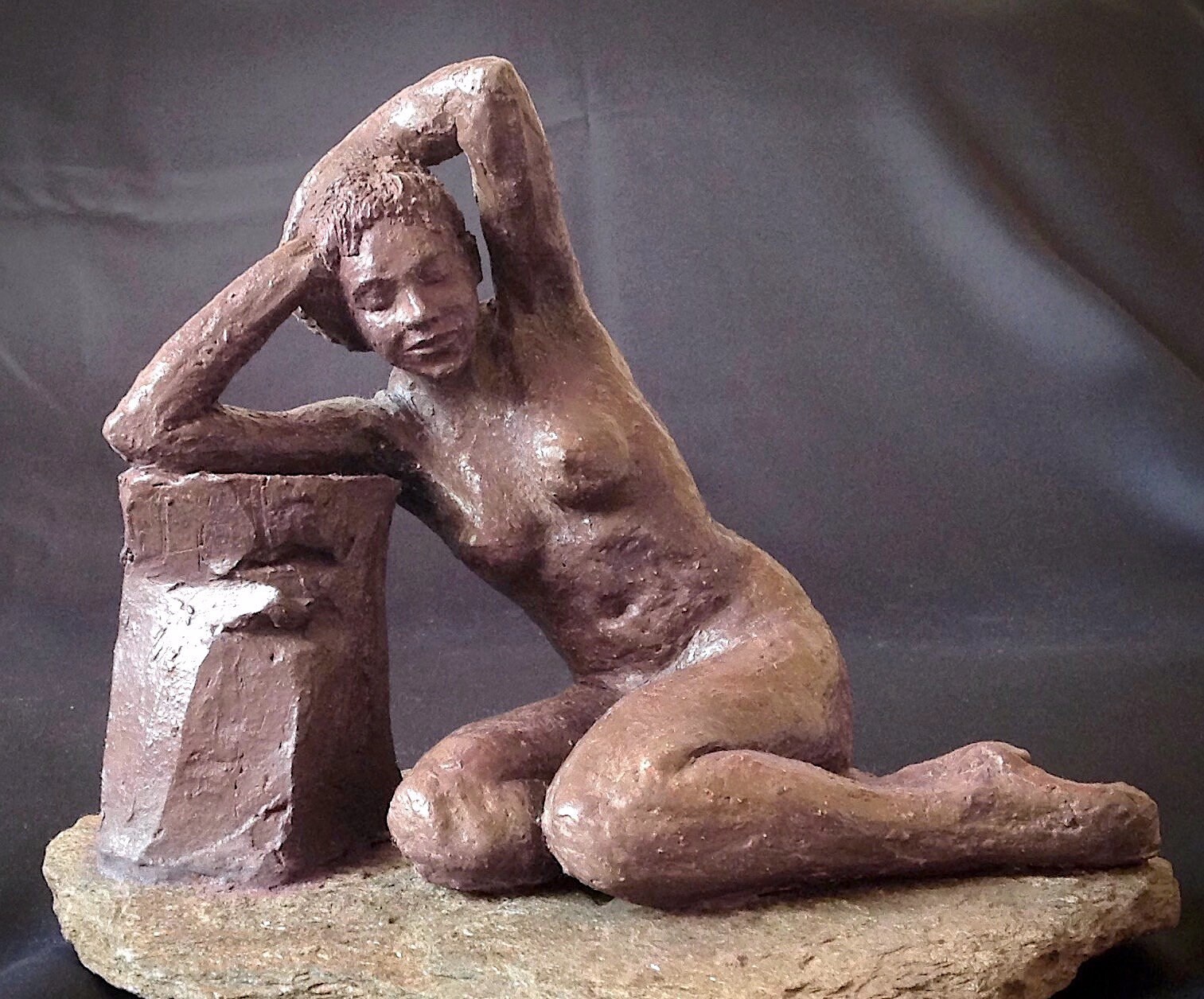 Statue de femme moderne et décorative en terre cuite - Amadera Couleur  Marino Taille 20 cm x 20 cm x 30 cm de haut