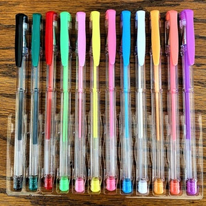 Pu&ograve; includere: Un set di 14 penne gel trasparenti con inchiostro di diversi colori. Le penne sono disposte in fila e sono tutte in un portapenne di plastica trasparente. I colori dell'inchiostro sono nero, verde, rosso, verde lime, rosa, giallo, rosa chiaro, blu, bianco, arancione, arancione chiaro, corallo e viola.