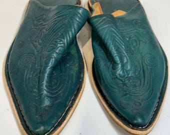 Babouche marroquí de piel con suela, talla 8 A, color turquesa repujado, para mujer.