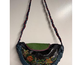 Vintage 90-tals Art to Wear handmålad läderväska med blommigt tryck, flerfärgad