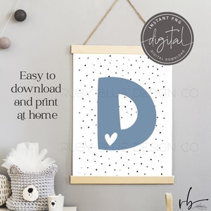 Iniziale blu con PNG sfondo spot, design lettera vivaio D, scheda, tag, download digitale, stampabile, stampa arredamento vivaio, camera da letto ragazzo