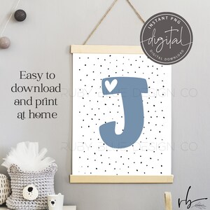 Blanco azul con fondo de pantalla PNG, vivero carta J diseño, tarjeta, etiqueta, descarga digital, imprimible, impresión de decoración de vivero, dormitorio de niño