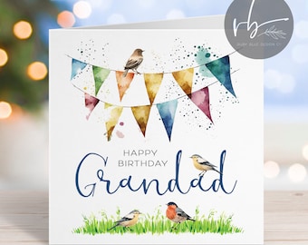 Könnte beinhalten: Eine Geburtstagskarte mit einer Aquarell-Illustration von bunten Wimpeln und Vögeln. Der Text "Happy Birthday Grandad" ist in blauer Kursivschrift geschrieben.