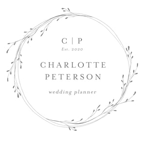 Puede incluir: Una corona floral gris con el texto "C|P Est. 2020 CHARLOTTE PETERSON wedding planner" en su interior.