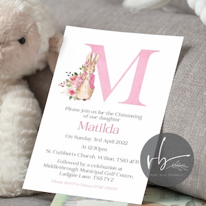 Invitaciones de bautizo inicial florales personalizadas digitales de Peter Rabbit, Peter Rabbit invita a Flopsy Rabbit, descarga digital