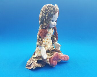 Muñeca folclórica de plástico vintage: Figura de niña (14 cm)