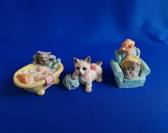 Figuritas de gatos de resina: Juego de tres pequeños adornos de gatos