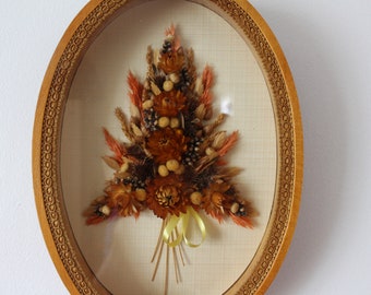 Vintage Dried Flower Frame: Antique Wooden Floral Display